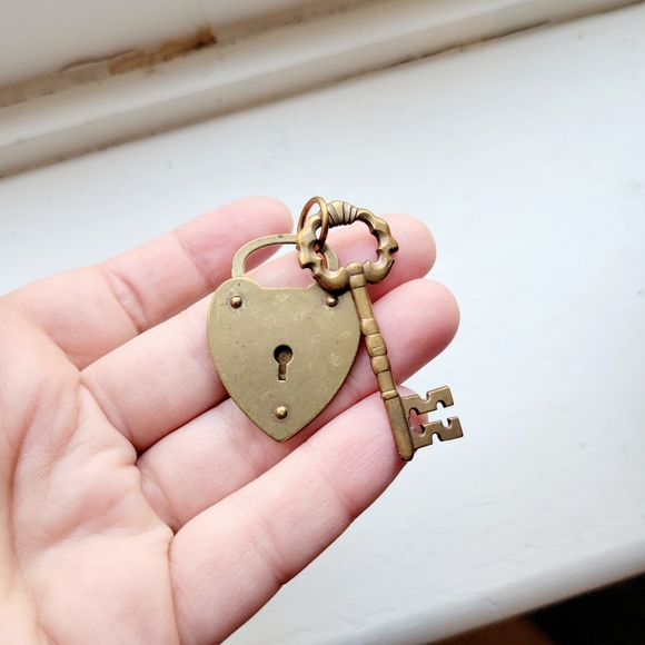 Vintage Bronze Skeleton Key Lock Padlock Pendant - Picture 4 of 5